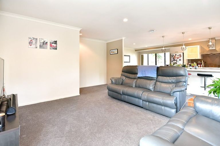 Photo of property in 1 Empressa Heights, Helensville, 0800