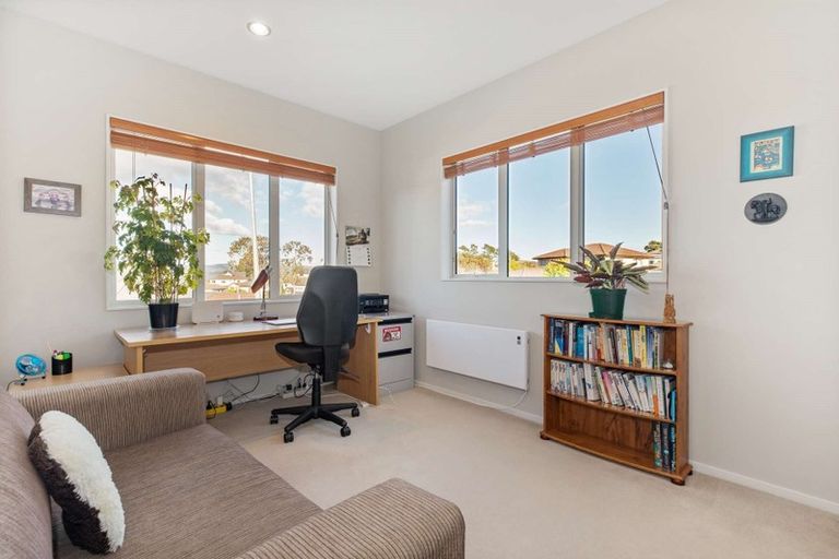 Photo of property in 2 Jammen Drive, Massey, Auckland, 0614