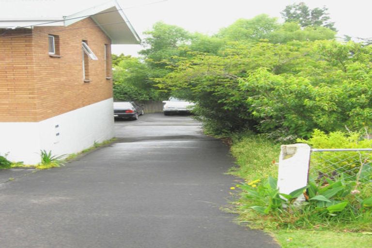 Photo of property in 2/555 Glenfield Road, Glenfield, Auckland, 0629