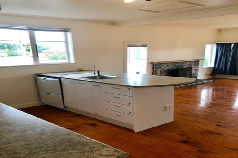 Photo of property in 1/236 East Coast Road, Forrest Hill, Auckland, 0620