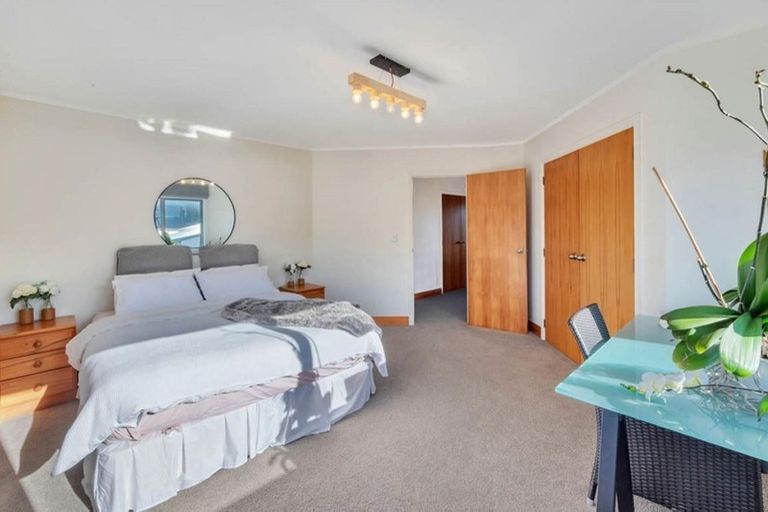 Photo of property in 16 Commodore Parry Road, Castor Bay, Auckland, 0620