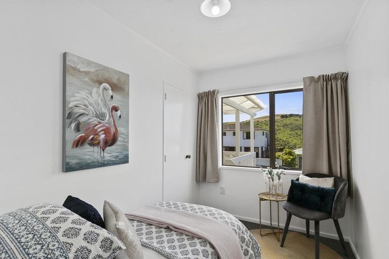 Photo of property in 11 Fernhaven Grove, Newlands, Wellington, 6037