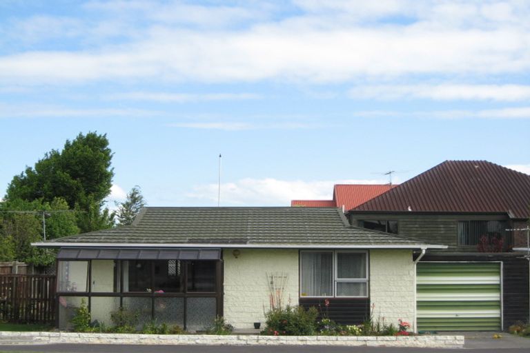 Photo of property in 2/52 Prestons Road, Redwood, Christchurch, 8051