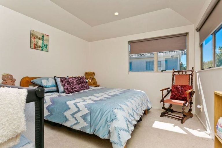 Photo of property in 7 Calypso Way, Unsworth Heights, Auckland, 0632