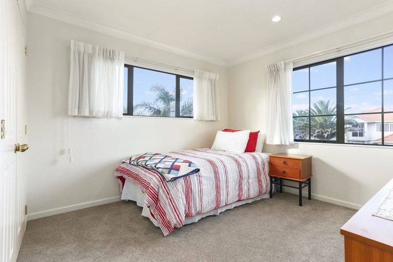 Photo of property in 8 Waimanu Bay Drive, Te Atatu Peninsula, Auckland, 0610