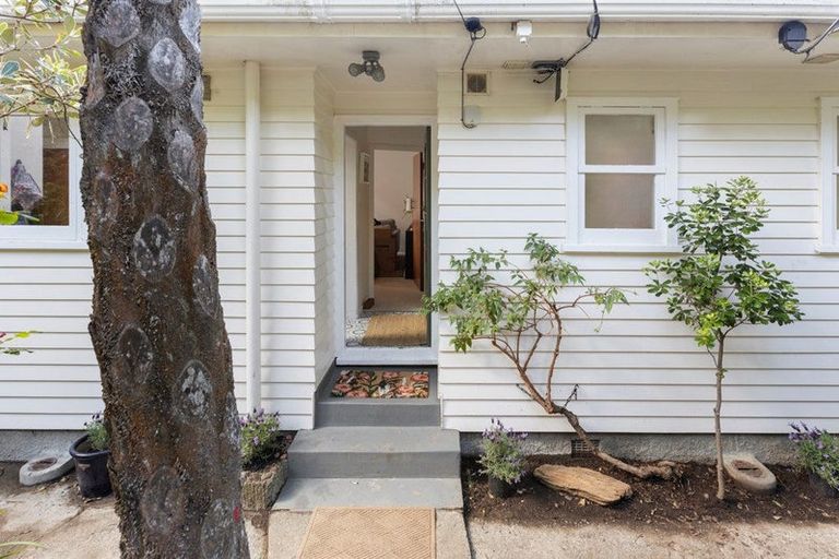 Photo of property in 10 Liddel Grove, Island Bay, Wellington, 6023