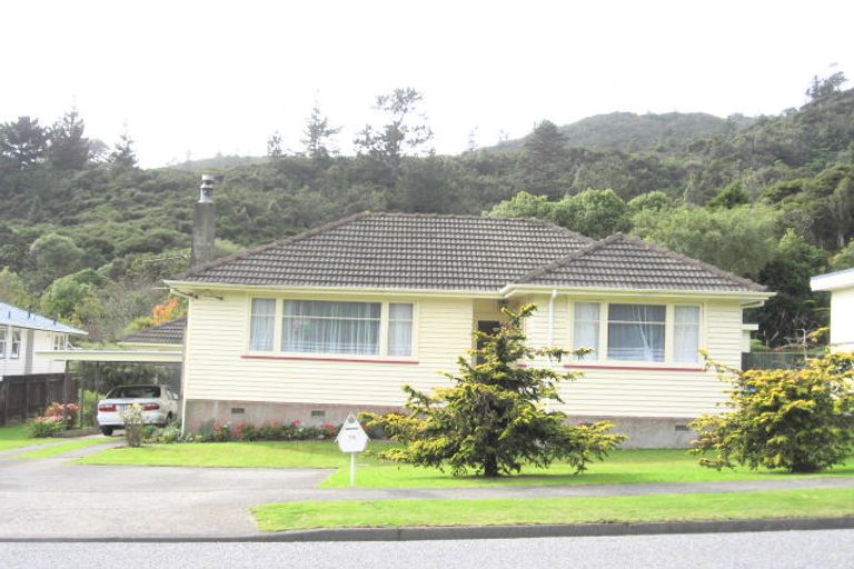 Photo of property in 75 Horoeka Street, Stokes Valley, Lower Hutt, 5019