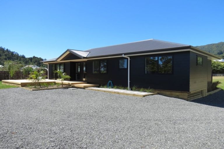 Photo of property in 19 Victoria Street, Coromandel, 3506