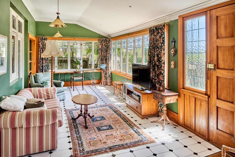 Photo of property in 35 Marine Parade, Eastbourne, Lower Hutt, 5013