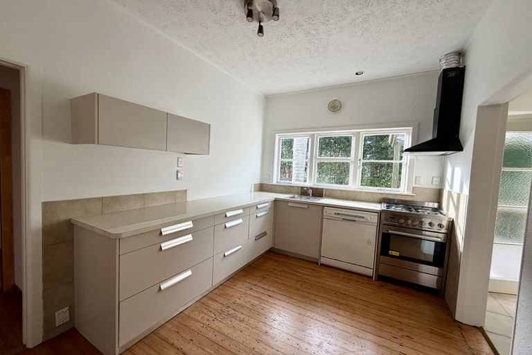 Photo of property in 48 Astley Avenue, New Lynn, Auckland, 0600