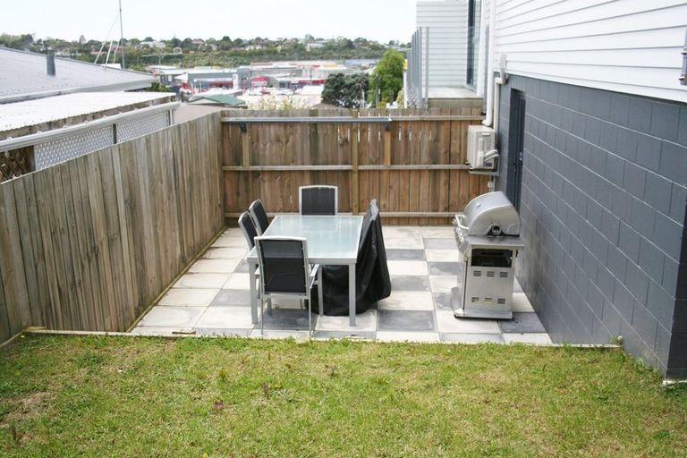 Photo of property in 16b Woodall Place, Totara Vale, Auckland, 0627
