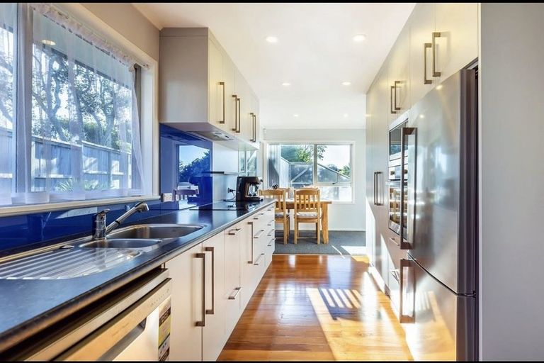 Photo of property in 11 Reydon Place, Cockle Bay, Auckland, 2014