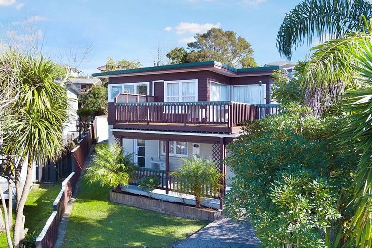 Photo of property in 28 Manhattan Heights, Glendene, Auckland, 0602