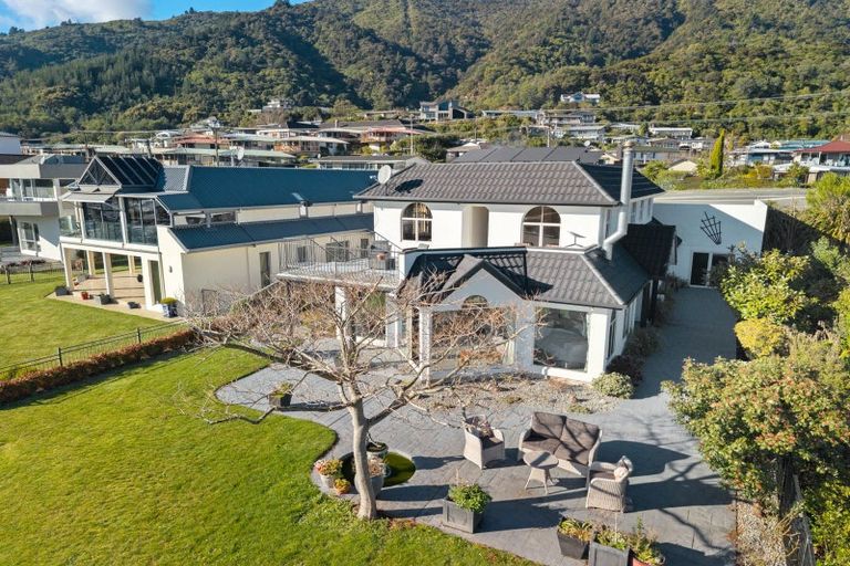 Photo of property in 37 Waikawa Road, Picton, 7220