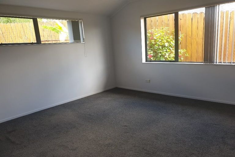 Photo of property in 18 Plumstead Rise, Glen Eden, Auckland, 0602