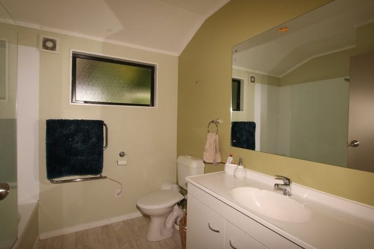 Photo of property in 2/29 Beaudine Avenue, Glenfield, Auckland, 0629