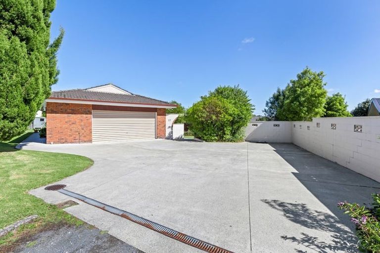 Photo of property in 17 Scanlen Terrace, Kelston, Auckland, 0602