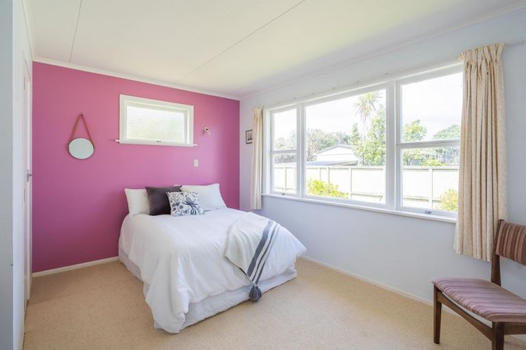 Photo of property in 11 Adrian Grove, Waikanae Beach, Waikanae, 5036