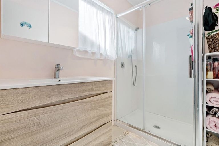 Photo of property in 18 Dungarvon Place, Clendon Park, Auckland, 2103