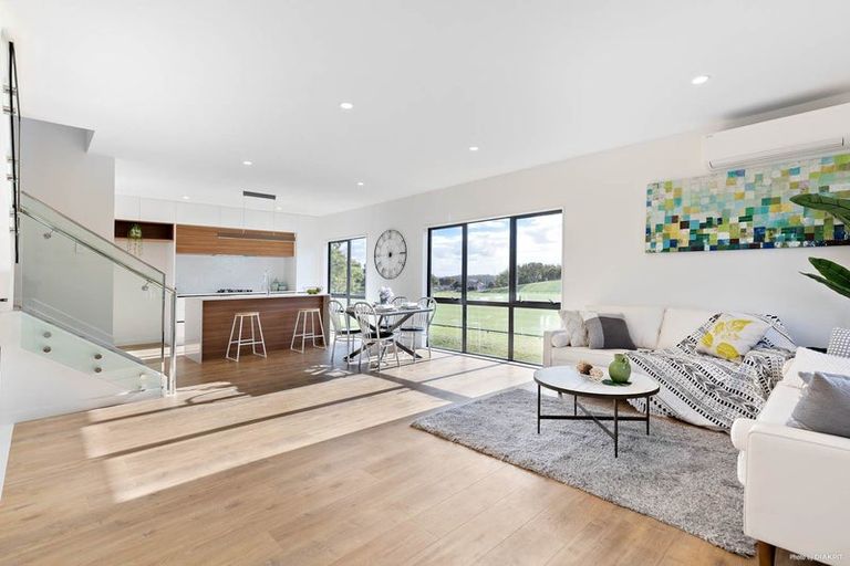 Photo of property in 844d East Coast Road, Oteha, Auckland, 0630