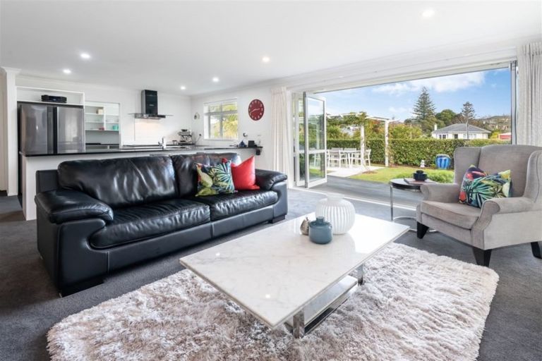 Photo of property in 98 Beach Road, Mellons Bay, Auckland, 2014