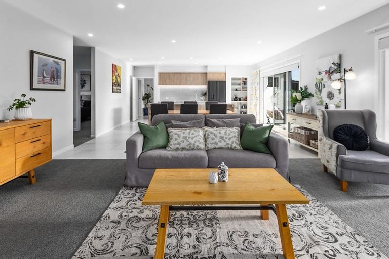 Photo of property in 7 Willow Brook Place, Clive, 4102