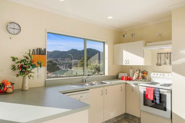 Photo of property in 8a Chilton Drive, Paraparaumu, 5032