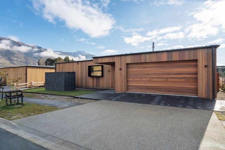 Photo of property in 44 Stackbrae Avenue, Wanaka, 9305