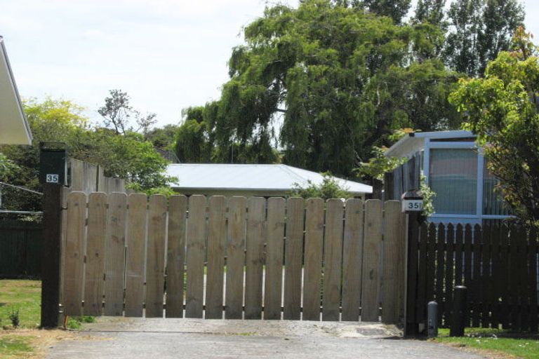 Photo of property in 35 Tarata Crescent, Mangere Bridge, Auckland, 2022