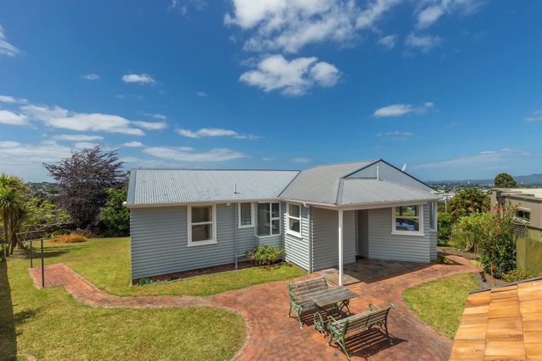 Photo of property in 17 Chivalry Road, Glenfield, Auckland, 0629