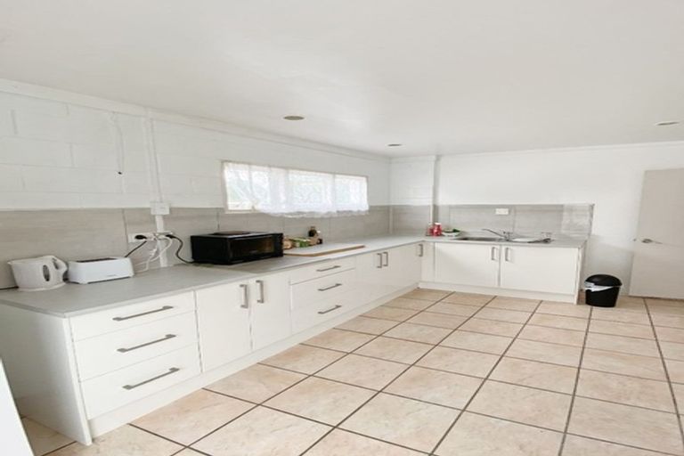 Photo of property in 12 Thomas Avenue, Te Atatu Peninsula, Auckland, 0610