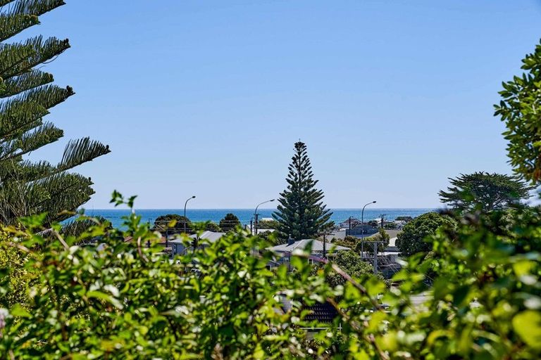 Photo of property in 12 Grays Road, Plimmerton, Porirua, 5026