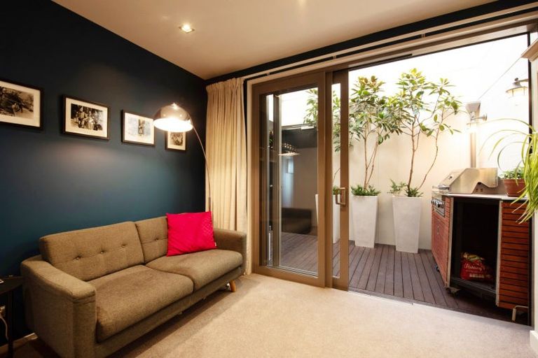 Photo of property in Patent 326 Apartments, 404s/326 Evans Bay Parade, Hataitai, Wellington, 6021