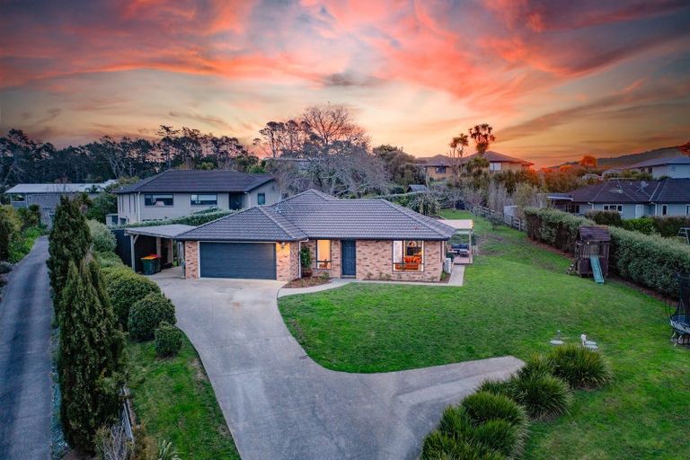 Photo of property in 5 Gavinike Place, Waimauku, 0812