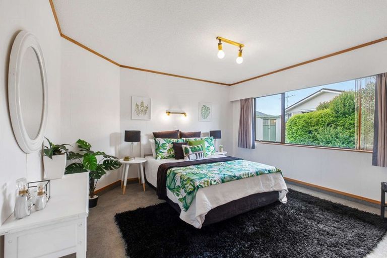 Photo of property in 28 Edgewater Parade, Waiuku, 2123