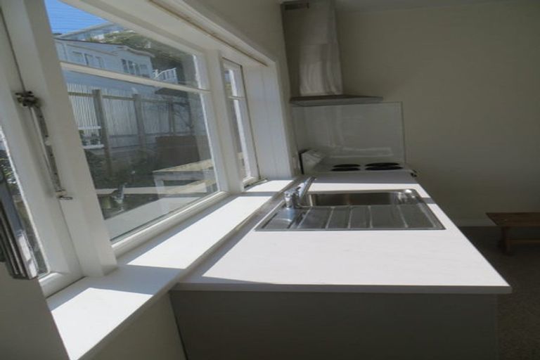 Photo of property in 22 Hawker Street, Mount Victoria, Wellington, 6011