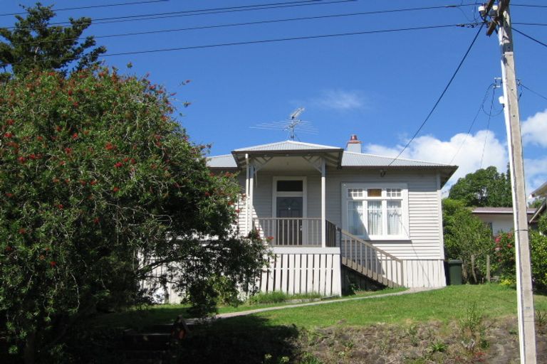 Photo of property in 4 Cautley Street, Stanley Point, Auckland, 0624