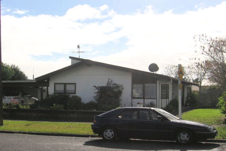 Photo of property in 2/1a Yeovil Road, Te Atatu Peninsula, Auckland, 0610