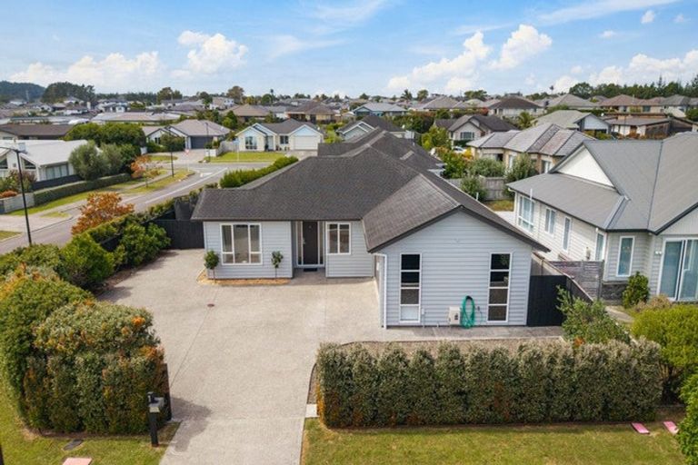 Photo of property in 1 Aporo Drive, Kumeu, 0810