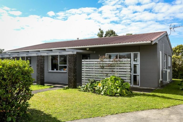 Photo of property in 12 Warren Place, Frankleigh Park, New Plymouth, 4310