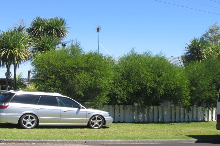 Photo of property in 2/19 Tobruk Crescent, Milford, Auckland, 0620