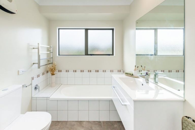 Photo of property in 23 Ashleigh Way, Waikanae Beach, Waikanae, 5036