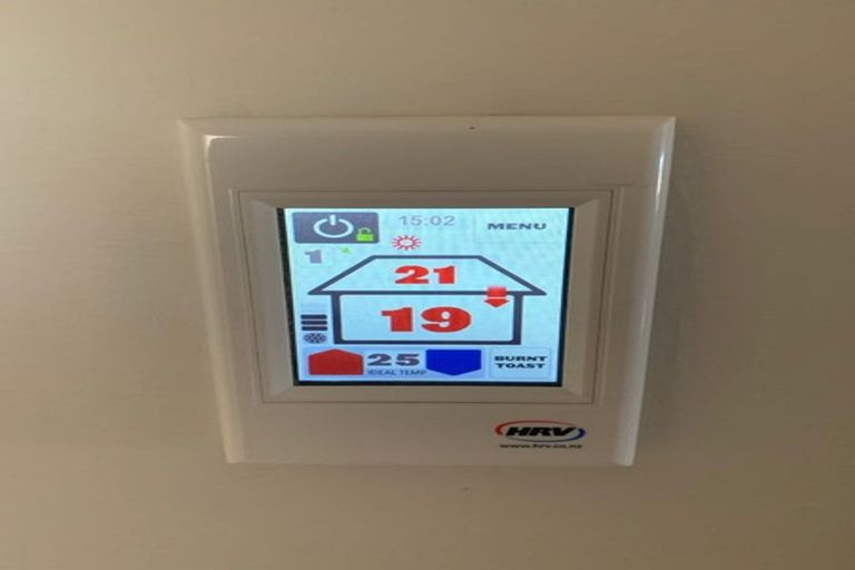 Photo of property in 23 Chivalry Road, Glenfield, Auckland, 0629