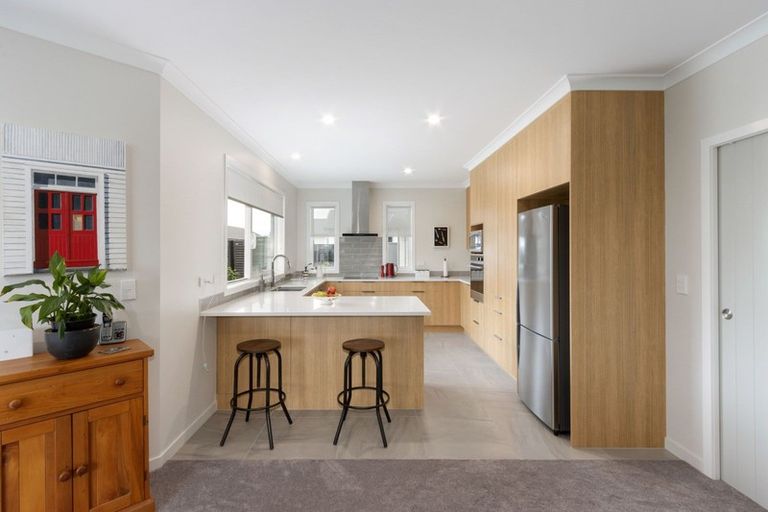 Photo of property in 16 West Place, Greenmeadows, Napier, 4112