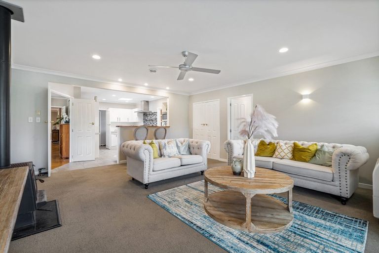 Photo of property in 18 Gum Road, Henderson Valley, Auckland, 0612