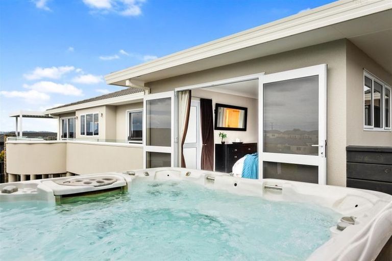 Photo of property in 26 Bernleigh Terrace, West Harbour, Auckland, 0618