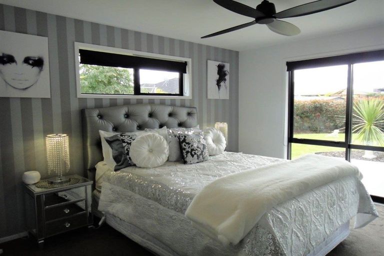 Photo of property in 16 Roto View, One Tree Point, 0118