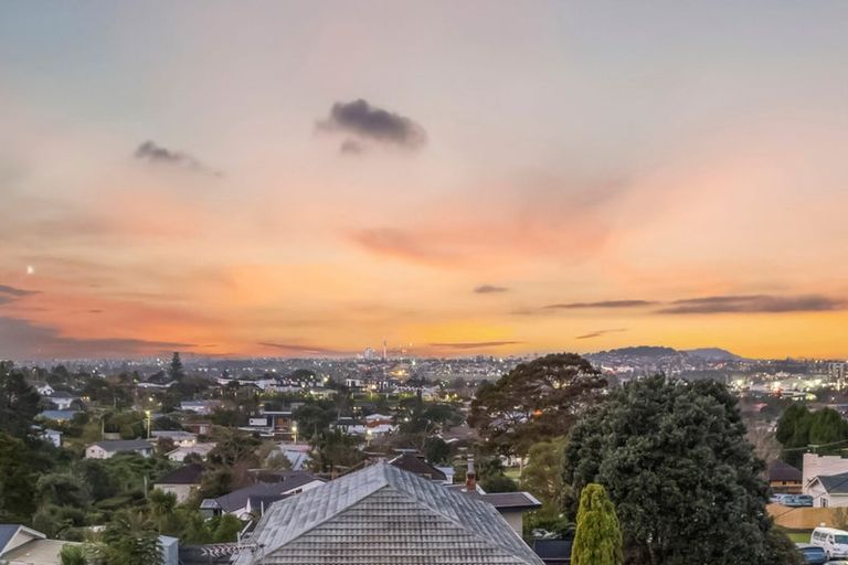 Photo of property in 22 Eastglen Road, Glen Eden, Auckland, 0602