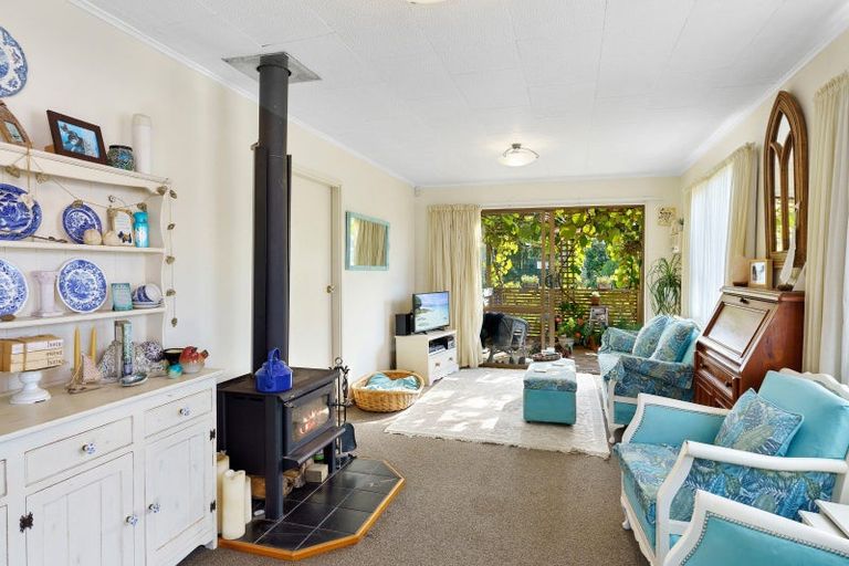 Photo of property in 15 Colenso Place, Otaki Beach, Otaki, 5512