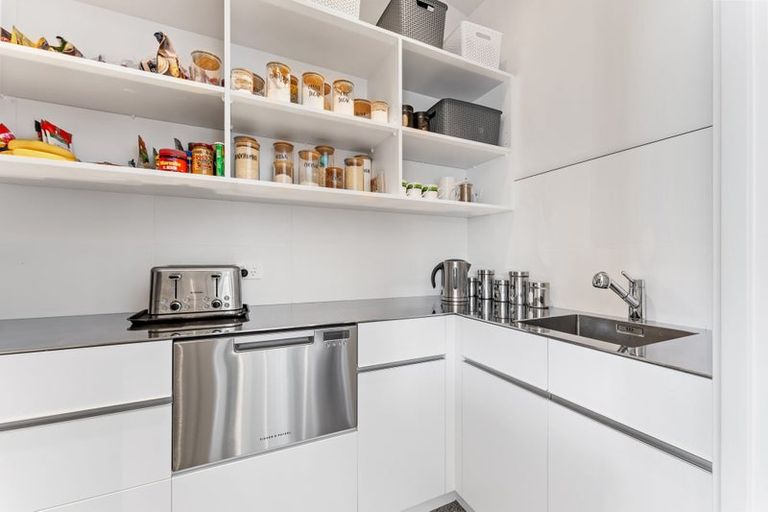 Photo of property in 7 Laguna Place, Matakatia, Whangaparaoa, 0930